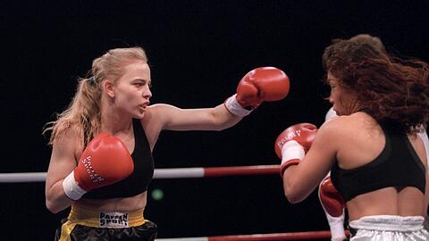 Am 10. Juni 1995 krönt sich die 18-jährige Regina Halmich in ihrer Heimatstadt Karlsruhe gegen Kim Messer als erste Deutsche zur Weltmeisterin im Frauenboxen, danach avanciert sie zur deutschen Box-Queen.