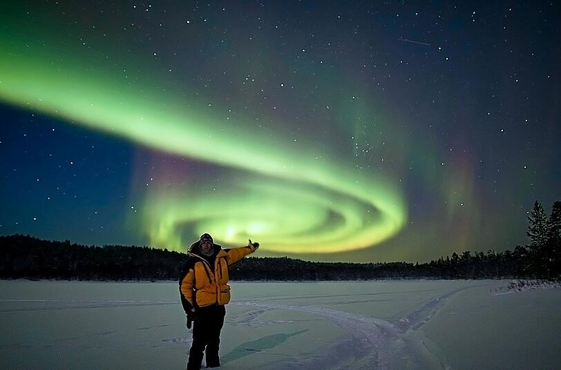 Sogenannte Sonnenwinde sorgen für die spektakulären Polarlichter. Sogenannte Sonnenwinde sorgen für die spektakulären Polarlichter.