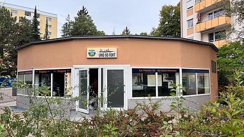 Wie eine Theateroase im Wohngebiet liegt das Theater... Und so fort in einem fr&uuml;heren Schleckermarkt in der Hinterb&auml;renbadstra&szlig;e - mitten im Wohngebiet.