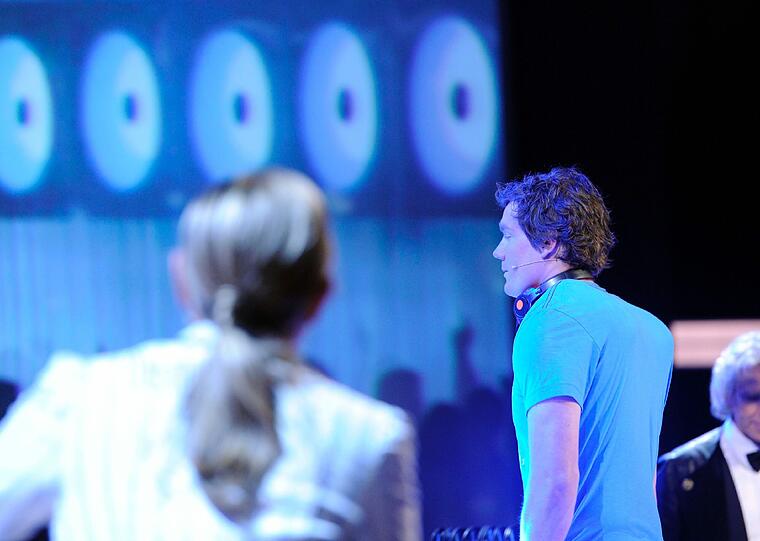 Hat Julia nicht allein am Schulterzucken ihres Freundes die Musiktitel erkannt?