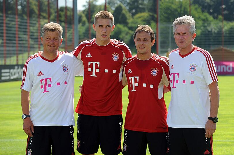 Die Neuzugänge des Fußball-Bundesligisten FC Bayern München, Co-Trainer Peter Hermann (l-r), Nils Petersen, Rafinha und Trainer Jupp Heynckes posieren am Montag während des Trainings an der Säbener Straße in München