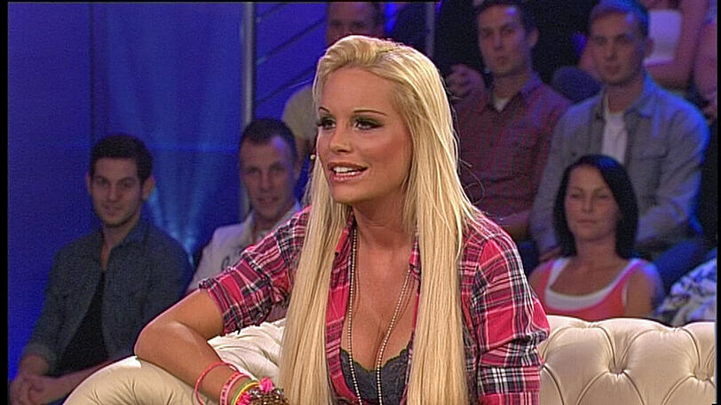 Prominenter Zuwachs im Big-Brother-Haus: Topmodel-Kandidatin Gina Lisa Lohfink ist eingezogen und liefert sich am ersten Tag gleich eine heiße Dusche. Die Bilder