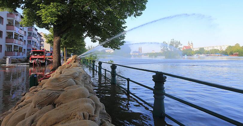 In Magdeburg hat sich die Hochwasserlage an der Elbe weiter zugespitzt.