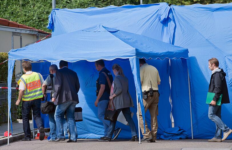 Beamte der Spurensicherung untersuchen den Tatort in Ingolstadt. Auf offener Straße ist ein 50-Jähriger in Ingolstadt erschossen worden.
