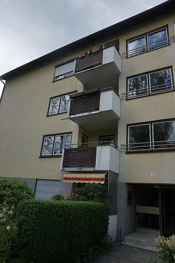 In diesem Wohnhaus in Geretsried wurde die Leiche der 56-Jährigen gefunden.