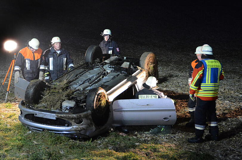 Glatteisunfall auf der B299 - die Bilder vom Rettungseinsatz.