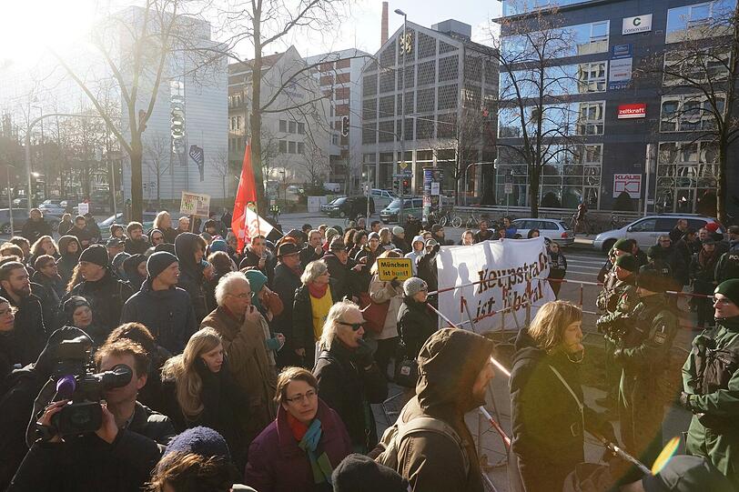 Demonstranten und Gegendemonstranten stehen vor der Polizeiabsperrung in der Nymphenburgerstraße.