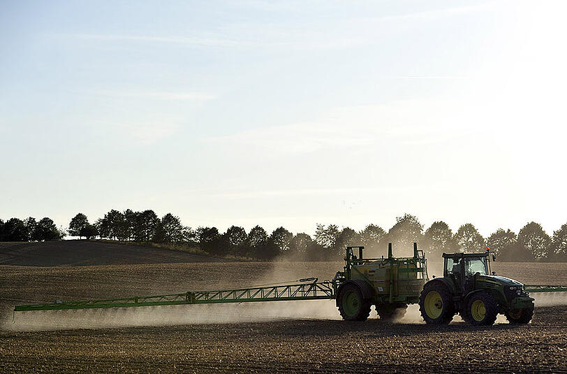 Sprüheinsatz auf dem Feld: Das weit verbreitete Unkrautbekämpfungsmittel Glyphosat ist nach Einschätzung von Forschern wahrscheinlich krebserregend.