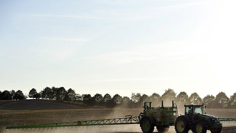 Sprüheinsatz auf dem Feld: Das weit verbreitete Unkrautbekämpfungsmittel Glyphosat ist nach Einschätzung von Forschern wahrscheinlich krebserregend. Sprüheinsatz auf dem Feld: Das weit verbreitete Unkrautbekämpfungsmittel Glyphosat ist nach Einschätzung von Forschern wahrscheinlich krebserregend.
