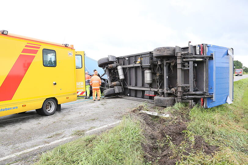 Ein Lkw kommt ins Schleudern und landet im Straßengraben. Die Bilder vom Unfallort.