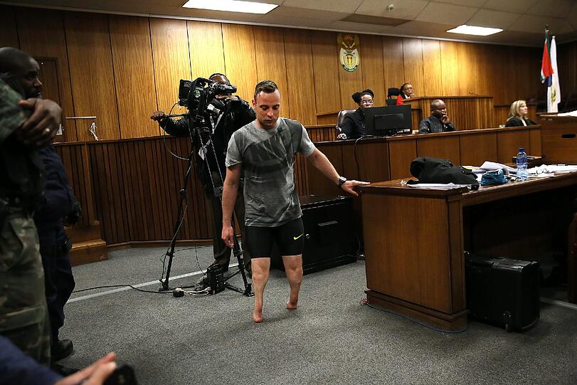 Mit diesen Beinen kann man auch ohne Prothesen gehen &ndash; das wollte der wegen Mordes an seiner Ehefrau verurteilte Oscar Pistorius der Richterin zeigen. Der südafrikanische Sprintstar hat seine Frau nachts durch die Badezimmertür erschossen.