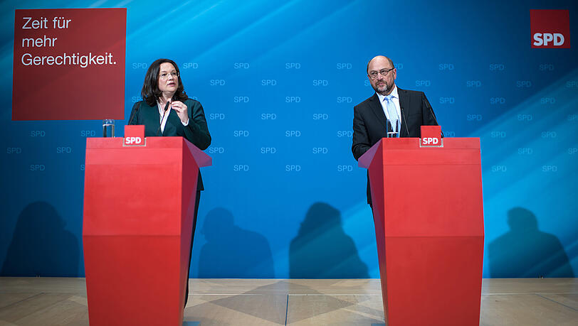 Martin Schulz, Kanzlerkandidat und Vorsitzender der SPD, und Bundesarbeitsministerin Andrea Nahles stellen bei einer Pressekonferenz in der SPD-Parteizentrale in Berlin das zukünftige sozialdemokratische Rentenkonzept vor.