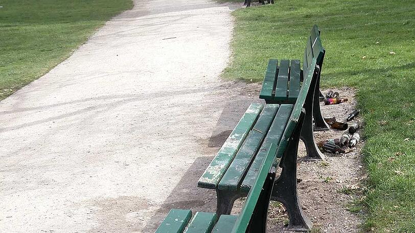 Im Englischen Garten bleiben oft auch leere Flaschen zurück, wenn die Feiernden weg sind.