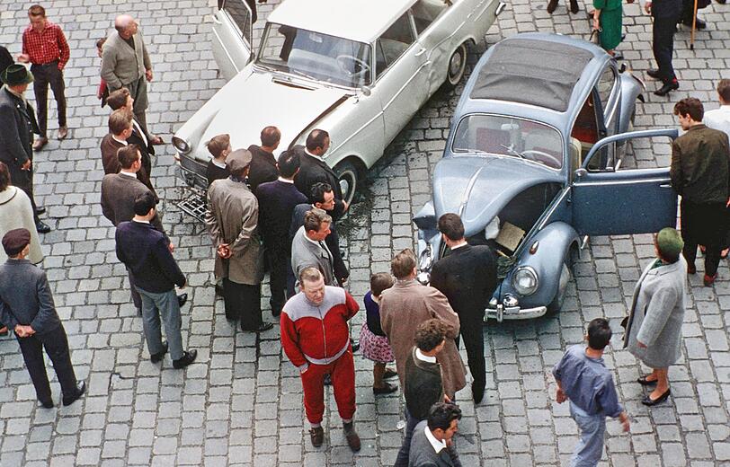 1963 im Westend: Bei diesen Unfall wurde ein VW Käfer ramponiert. Die Münchner gaffen freilich nicht &ndash; sie schauen bloß.