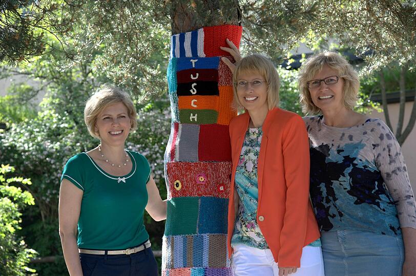 Street-Art mit Initiatorinnen: Die Bäume auf dem Schulhof der Turnerschule in Waldtrudering tragen bunte Strickkleider.