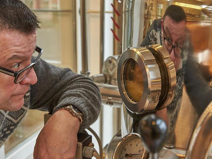 Hubertus Vallendar überwacht in seiner Brennerei den Brennvorgang seines Whiskys "Malt of Kail".
