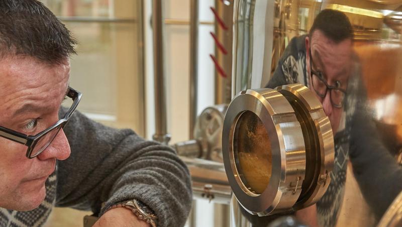 Hubertus Vallendar überwacht in seiner Brennerei den Brennvorgang seines Whiskys "Malt of Kail". Hubertus Vallendar überwacht in seiner Brennerei den Brennvorgang seines Whiskys "Malt of Kail".