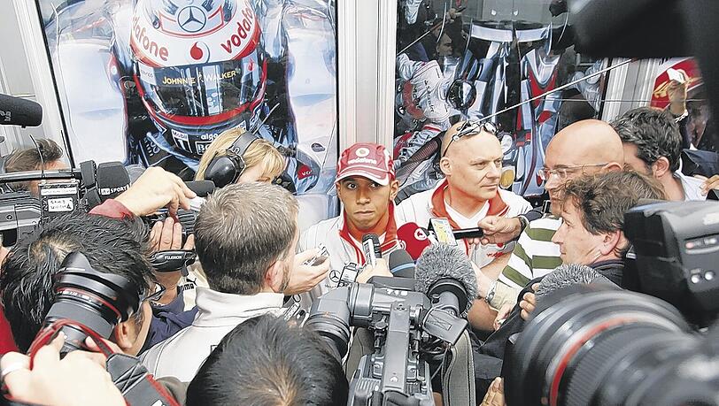 In Erklärungsnotstand: Mercedes-Pilot Lewis Hamilton. In Erklärungsnotstand: Mercedes-Pilot Lewis Hamilton.
