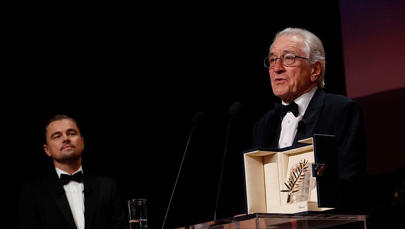 Leonardo DiCaprio (l) verfolgt die Rede von Robert De Niro im Festivalpalast.
