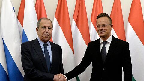 Ungarns Au&szlig;enminister Peter Szijjarto soll laut Medienberichten seinem russischen Kollegen Sergej Lawrow EU-Interna &uuml;bermittelt haben.