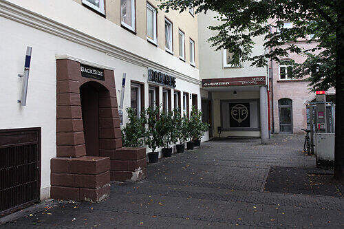 Einer der Tatorte war der Gehweg vor der Disco &bdquo;Backside&ldquo; in der Vorderen Sterngasse in der Nürnberger Innenstadt.
