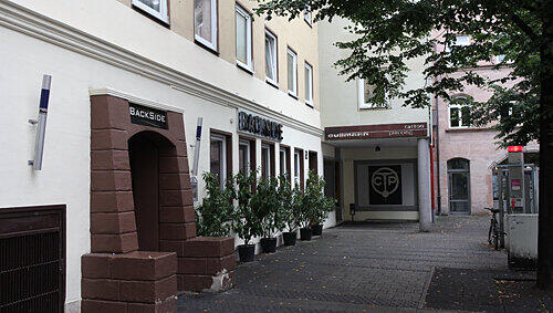 Einer der Tatorte war der Gehweg vor der Disco „Backside“ in der Vorderen Sterngasse in der Nürnberger Innenstadt. Einer der Tatorte war der Gehweg vor der Disco „Backside“ in der Vorderen Sterngasse in der Nürnberger Innenstadt.