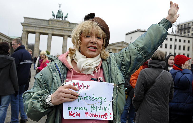 Guttenberg Befürworter und Gegner haben sich am Brandenburger Tor versammelt.