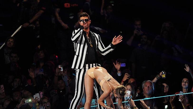 Ganz auf seinen Song konzentriert: Robin Thicke Ganz auf seinen Song konzentriert: Robin Thicke