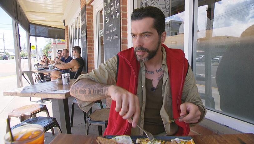 Vegetarier Aurelio schiebt sich erst einmal sieben Speigeleier rein. Vegetarier Aurelio schiebt sich erst einmal sieben Speigeleier rein.