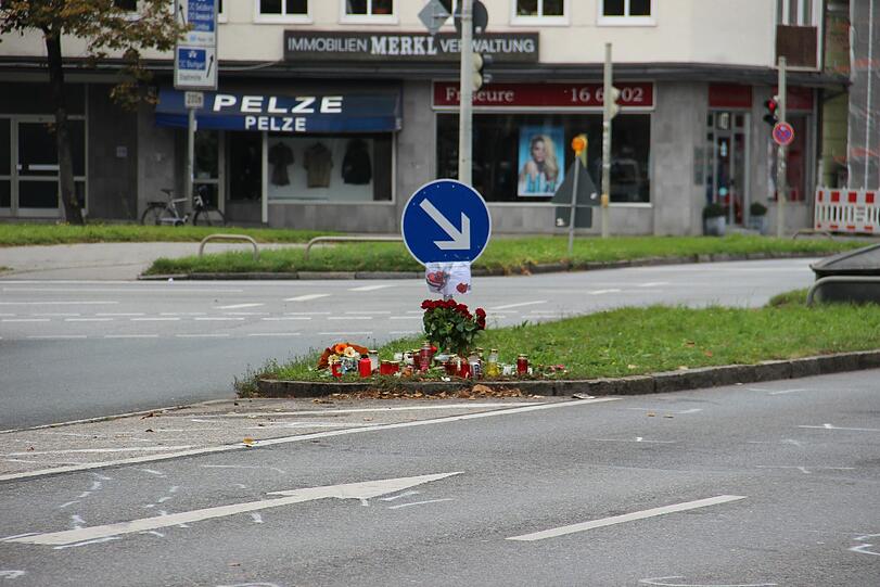 Familie und Freunde haben Blumen und Kerzen für die verstorbene 25-Jährige an der Nymphenburger Straße abgelegt.