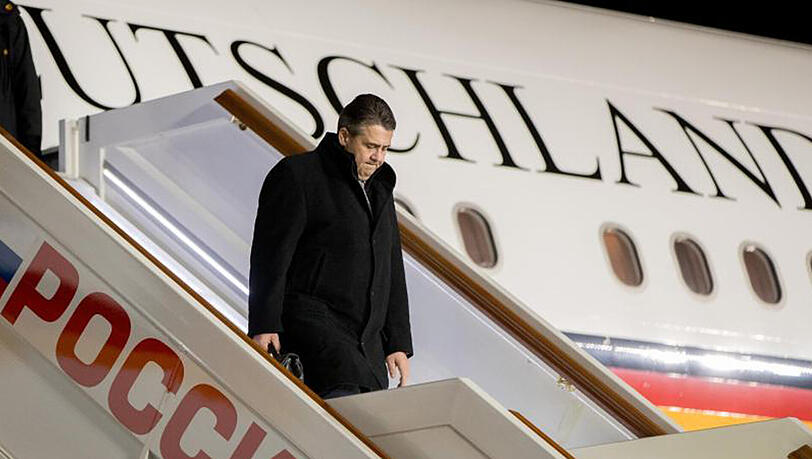 Außenminister Gabriel bei der Ankunft in Moskau. Außenminister Gabriel bei der Ankunft in Moskau.