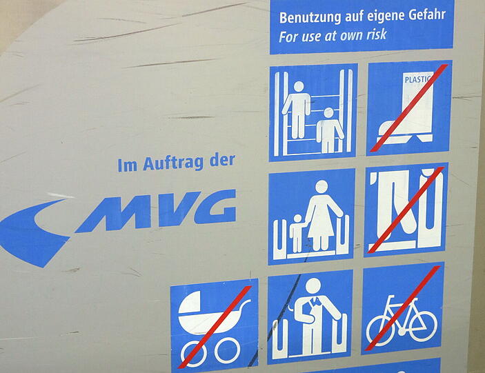 Immerhin, an der Treppe steht ja "Benutzung auf eigene Gefahr".