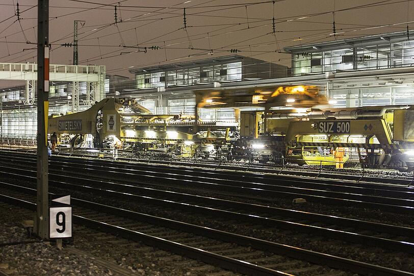 Scheinwerfer beleuchten die Arbeitsfläche für die Bahnarbeiter.