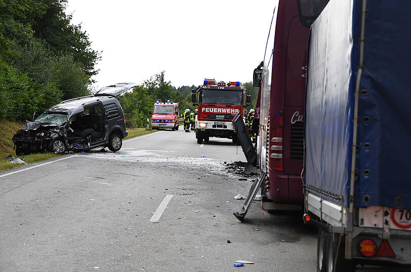 Der VW Caddy prallte frontal ungebremst in den Reisebus.