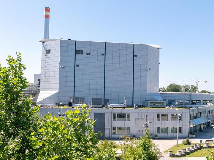 Der Forschungsreaktor FRM II steht auf dem Gelände der TU München in Garching. Foto: Peter Kneffel/dpa/Archivbild