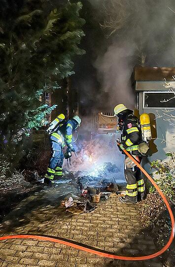 Die Feuerwehr löscht.