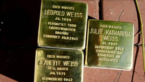 Stolpersteine, die der Erinnerung auf die Sprünge helfen sollen. Stolpersteine, die der Erinnerung auf die Sprünge helfen sollen.