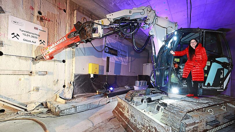 Am Marienhof wird ab Donnerstag waagrecht gebohrt und ausgehoben. Durchgehend ein Bar Luftdruck wird zusätzlich an die Baustelle gepumpt, damit kein Grundwasser eindringt. Stadtbaurätin Elisabeth Merk war ebenfalls vor Ort, bevor es losging. Sie ist die Tunnelpatin beim Durchbruch zur U3 und U6.