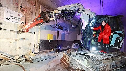 Am Marienhof wird ab Donnerstag waagrecht gebohrt und ausgehoben. Durchgehend ein Bar Luftdruck wird zusätzlich an die Baustelle gepumpt, damit kein Grundwasser eindringt. Stadtbaurätin Elisabeth Merk war ebenfalls vor Ort, bevor es losging. Sie ist die Tunnelpatin beim Durchbruch zur U3 und U6.