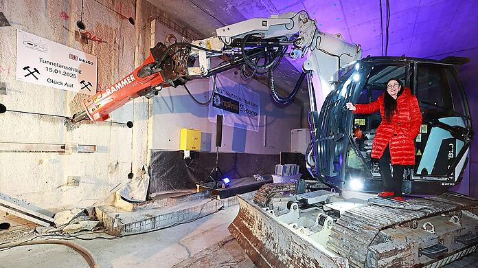 Am Marienhof wird ab Donnerstag waagrecht gebohrt und ausgehoben. Durchgehend ein Bar Luftdruck wird zusätzlich an die Baustelle gepumpt, damit kein Grundwasser eindringt. Stadtbaurätin Elisabeth Merk war ebenfalls vor Ort, bevor es losging. Sie ist die Tunnelpatin beim Durchbruch zur U3 und U6.