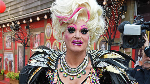 Olivia Jones ist für ihre extravaganten Corsagen-Looks bekannt. Doch diese haben ihren Preis.
