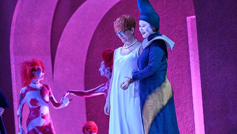 Zerbinetta (Ziyi Dai) mit dem sexuell als lesbischer Frau erwachten Komponisten (Kate Lindsey).