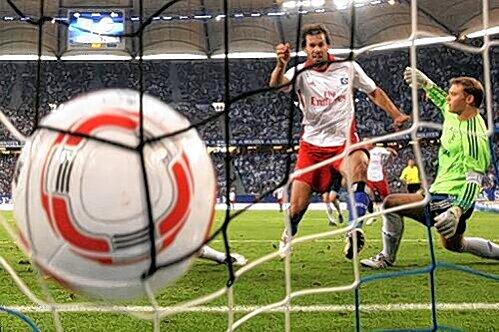 Rein das Ding! HSV-Star Ruud van Nistelrooy bei einem seiner zwei Tore gegen Schalke.