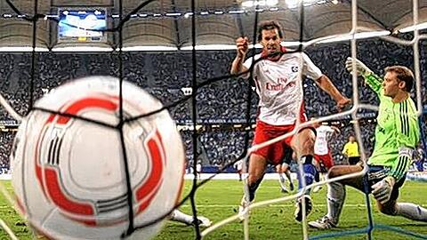 Rein das Ding! HSV-Star Ruud van Nistelrooy bei einem seiner zwei Tore gegen Schalke.