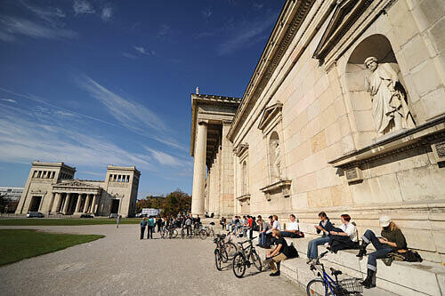 Prachtbauten: Königsplatz, Pinakotheken, Haus der Kunst. Wer da vorbeiradelt, dem weht gern der Eishauch der Geschichte entgegen.
