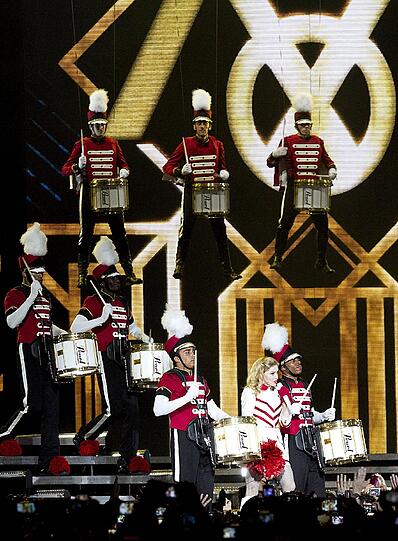 Madonna: 53-jährige Pop-Quenn und immer noch "sexy as hell" - sehen Sie hier die besten und heißesten Bilder ihrer Show in Rom.