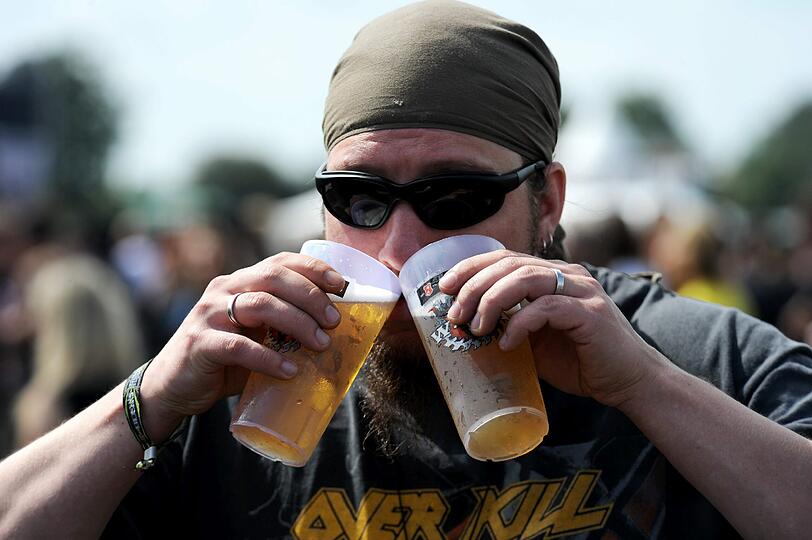 Wet T-Shirts, wilde Rocker, schräge Outfits: So verrückt war das Wacken-Festival 2011. wir zeigen die besten Bilder. EInfach weiterklicken!