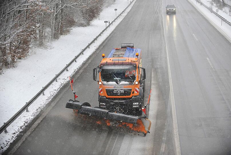 Ein Räumfahrzeug macht die Straßen in Fasangarten frei.