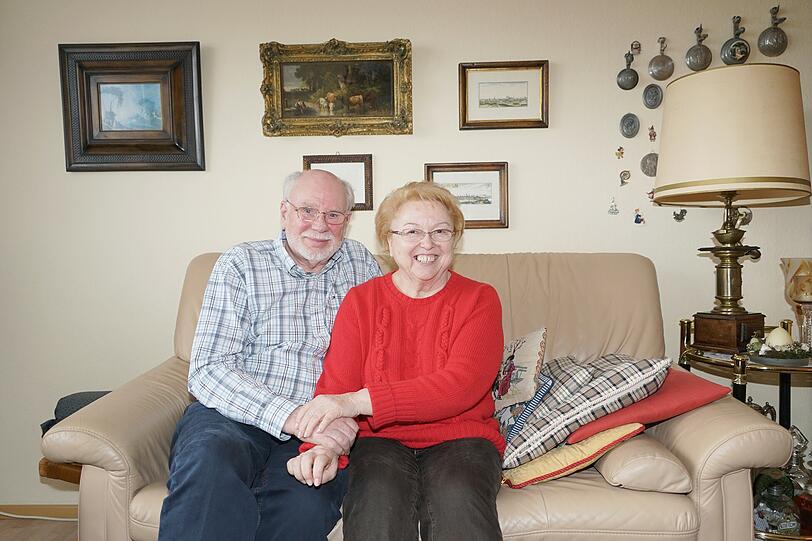 Der Lieblingsneffe mit Ehefrau: Josef Lösch (78) und seine Frau Marieluise (70) in ihrer Wohnung. Hier bewahrt Josef Lösch seine Fotoschätze auf.