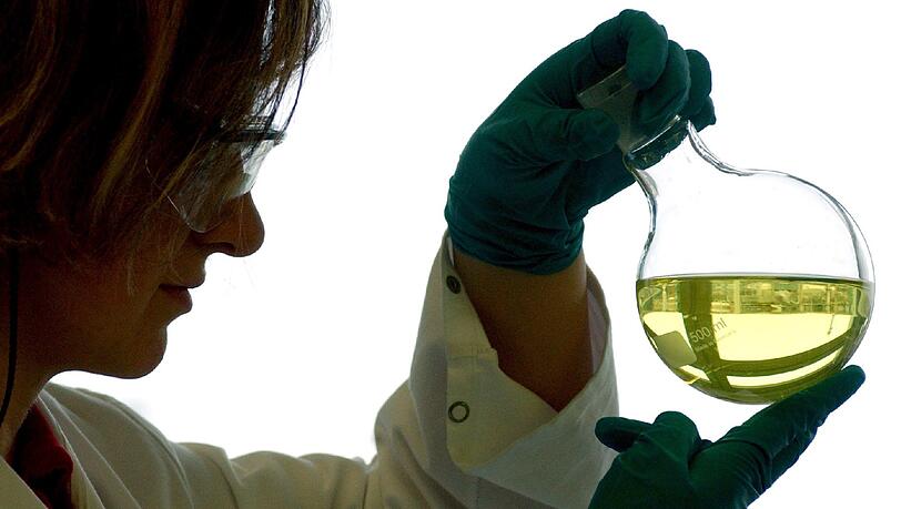 Im Labor der Pflanzenschutzmittelanlage der BASF Schwarzheide untersucht eine Laborantin eine Probe. Die deutsche Chemie-Industrie kommt nicht aus der Flaute. Foto: Patrick Pleul/Archiv Im Labor der Pflanzenschutzmittelanlage der BASF Schwarzheide untersucht eine Laborantin eine Probe. Die deutsche Chemie-Industrie kommt nicht aus der Flaute. Foto: Patrick Pleul/Archiv